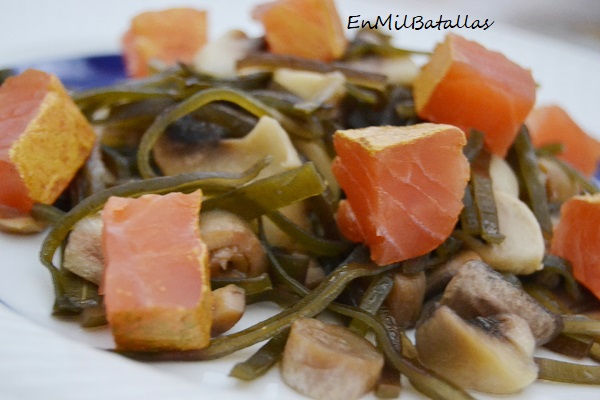 Ensalada templada de algas, champiñones y salmón ahumado - En Mil Batallas