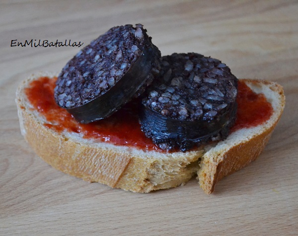 Montaditos de morcilla y mermelada especiada de pimientos asados - En Mil Batallas