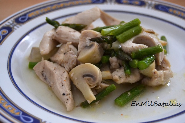 Pollo con champiñones y espárragos verdes - En Mil Batallas