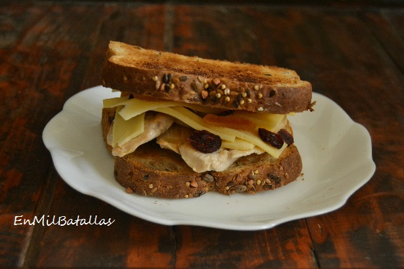sandwich de pollo, queso y frutas secas