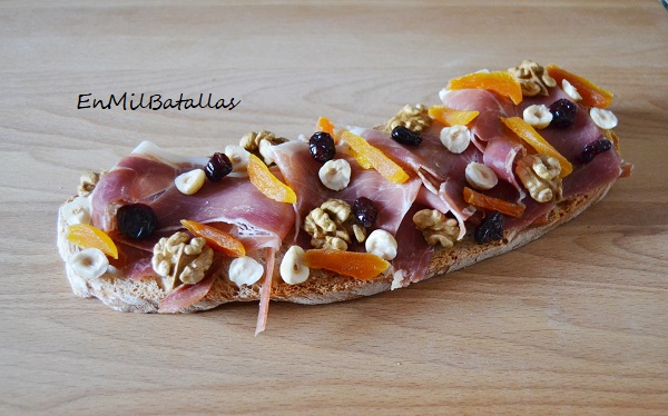 Tostadas de jamón con frutos secos - En Mil Batallas