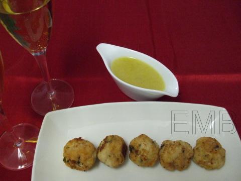 Bolitas trufadas de pollo con salsa de cava