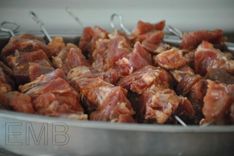 Brochetas de cerdo a la miel antes de cocinarse