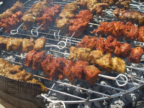 Brochetas de cerdo en adobo rojo y en adobo amarillo (para barbacoa)