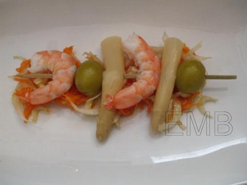 Brochetas de langostinos con aderezo de zanahoria y endivia