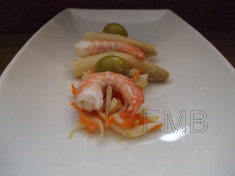 Brochetas de langostinos sobre aderezo de zanahoria y endibia