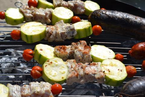 Brochetas de verduritas y cerdo a la mostaza