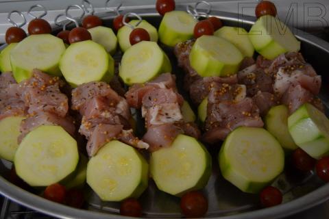 Brochetas de verduritas y cerdo a la mostaza, en crudo