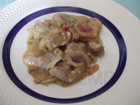 Cerdo encebollado