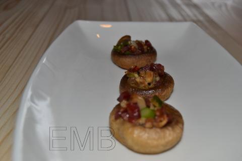 Champiñones rellenos de espárragos verdes y jamón