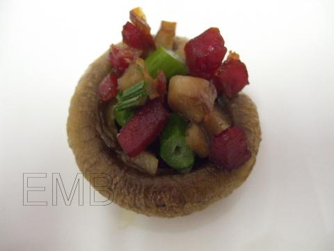 Champiñones rellenos de espárragos verdes y jamón