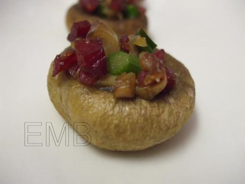 Champiñones rellenos de espárragos verdes y jamón