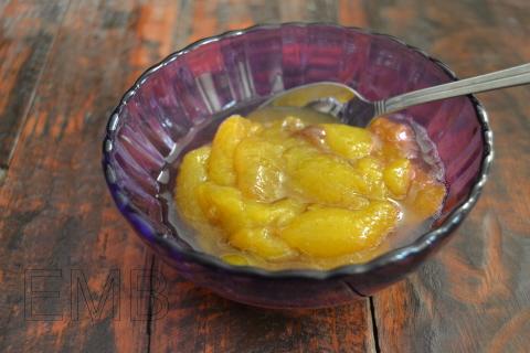 Ciruelas doradas cocidas