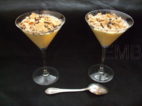 Copas de crema de vainilla y cereales al chocolate