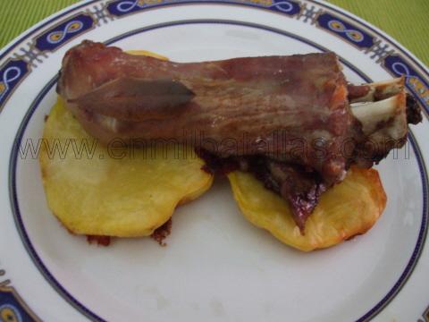 Cordero asado con patatas