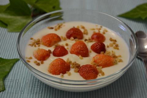 Crema fría de arroz y fresas