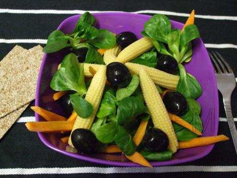Ensalada de canónigos y mini mazorcas de maíz