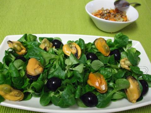 Ensalada de canónigos y mejillones con vinagreta de zanahoria