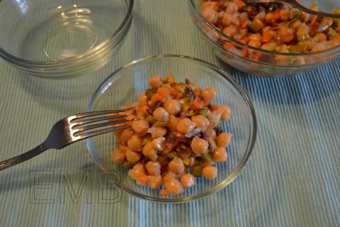 Ensalada de garbanzos y encurtidos