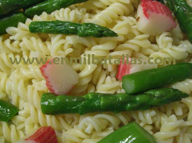 Ensalada de pasta y espárragos verdes