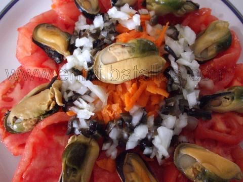 Ensalada de tomate y mejillones