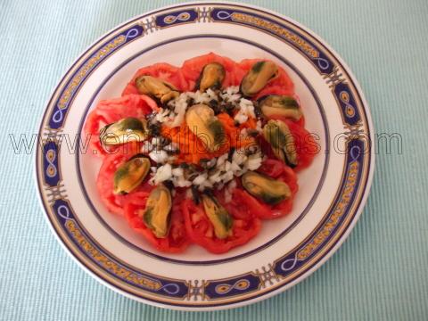 Ensalada de tomate y mejillones