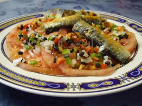 Ensalada de tomate y sardinas