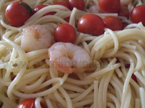Espaguetis con tomatitos y gambas