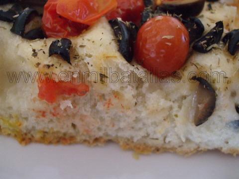 Focaccia de tomatitos y aceitunas, corte