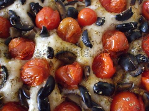 Focaccia de tomatitos y aceitunas