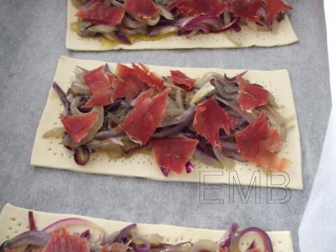 Hojaldres de cebolla y jamón