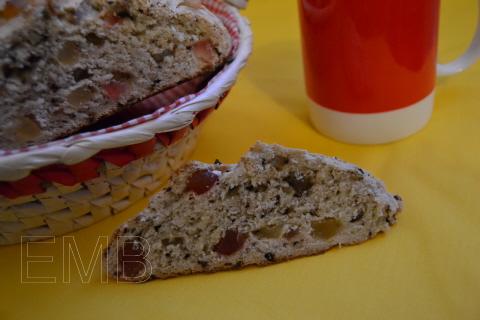Pan de frutas dulces y chocolate
