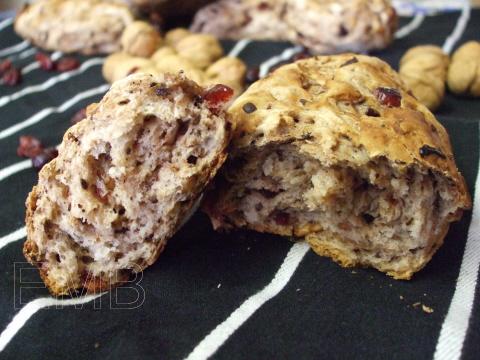Panecillos de arándanos, nueces y chocolate, corte