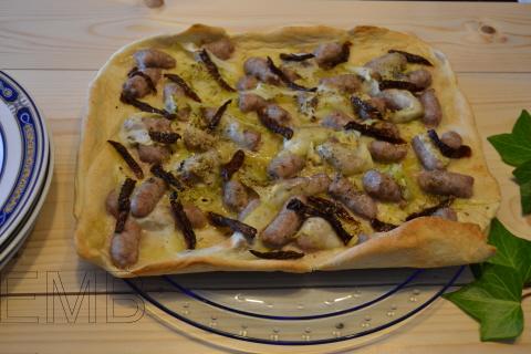 Pizza blanca de calabacín y salchicha