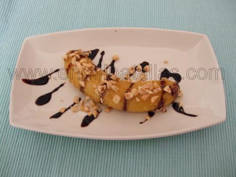 Postre caliente de plátano