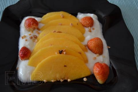 Postre de melocotón y fresas