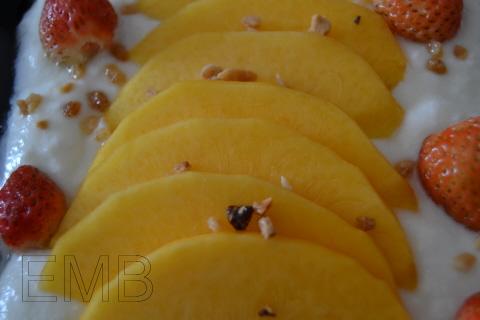 Postre de melocotón y fresas