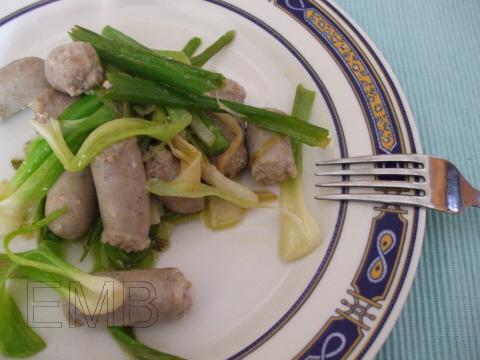 Salteado con salchichas