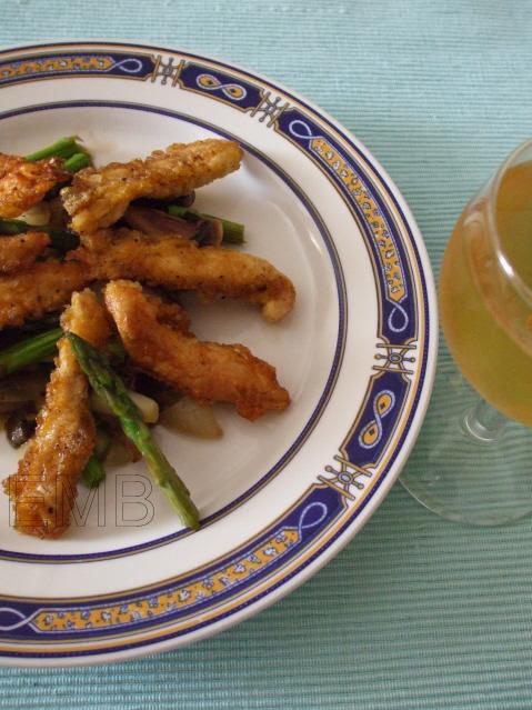 Tiras de pollo sobre salteado de primavera