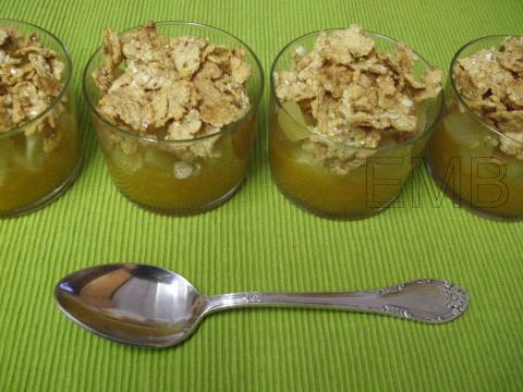 Vasos de albaricoque, manzana y cereales