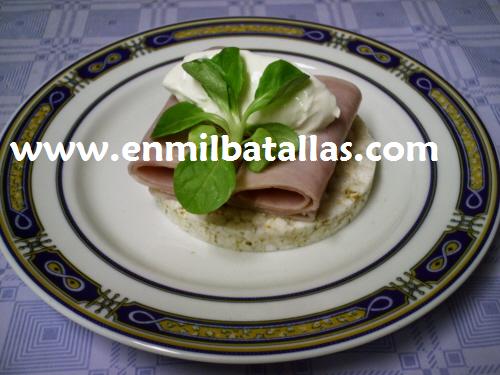 Aperitivo de torta de arroz y jamón cocido