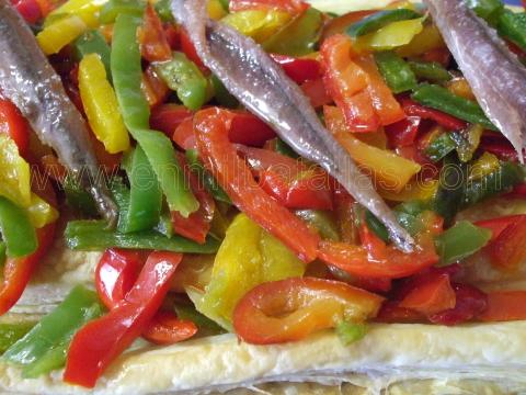 Banda hojaldrada de pimientos y anchoillas