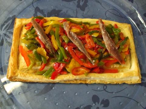 Banda hojaldrada de pimientos y anchoillas