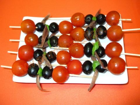 Banderillas de tomatitos y albahaca