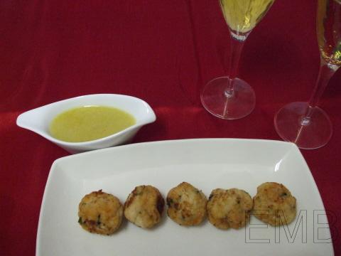 Bolitas trufadas de pollo con salsa de cava