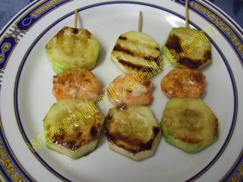 Brochetas de calabacín y langostinos