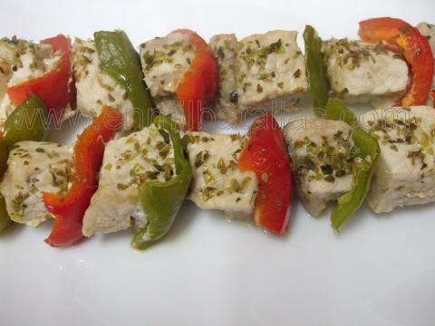 Brochetas de cerdo y hortalizas