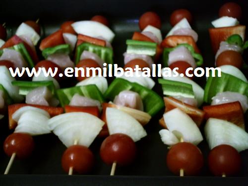 Brochetas de pollo y hortalizas