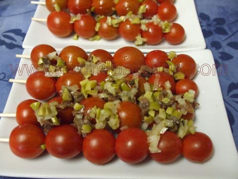 Brochetas de tomates cherry con picada