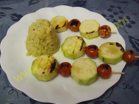 Brochetas vegetales y arroz al curry